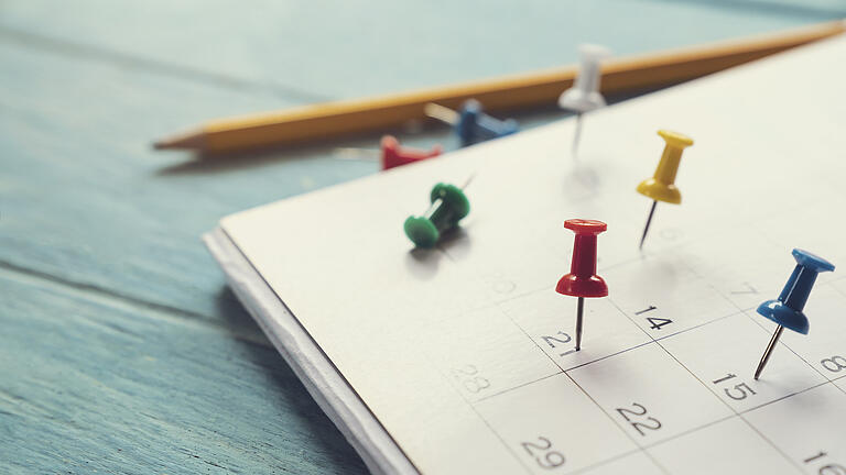 close up of calendar on the table, planning for business meeting or travel planning concept       -  Symbolbild: Kalender
