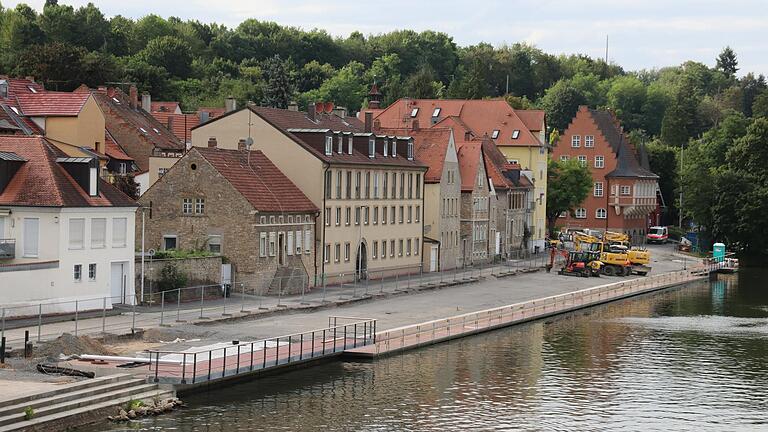 Blick auf die Baustelle am Oberen Mainkai von der Alten Mainbrücke aus. Blick auf die Baustelle am Oberen Mainkai von der Alten Mainbrücke aus.