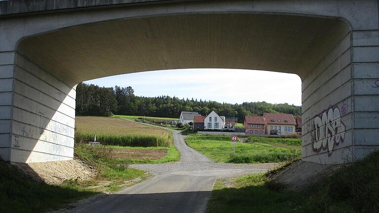 Zwischen der Bahnlinie und dem Waldrand in soll in Thüngen das neue Bau- und Gewerbegebiet 'Kies II' entstehen. Zwischen der Bahnlinie und dem Waldrand in soll in Thüngen das neue Bau- und Gewerbegebiet 'Kies II' entstehen. 