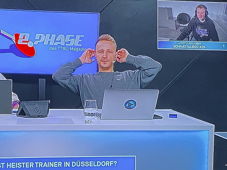 Der Moderator im Studio, Dennis Heinemann, hat eine Frage an den Regisseur Linus Türk (rechts oben eingeblendet). Der Moderator im Studio, Dennis Heinemann, hat eine Frage an den Regisseur Linus Türk (rechts oben eingeblendet).