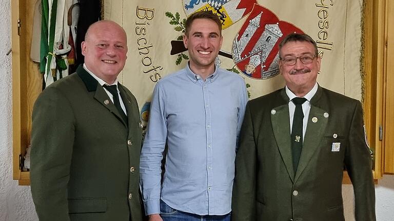 Auf dem Foto 1. Schützenmeister Georg Seiffert, neuer 2. Schützenmeister Fabian Trensch und Andreas Strauß.