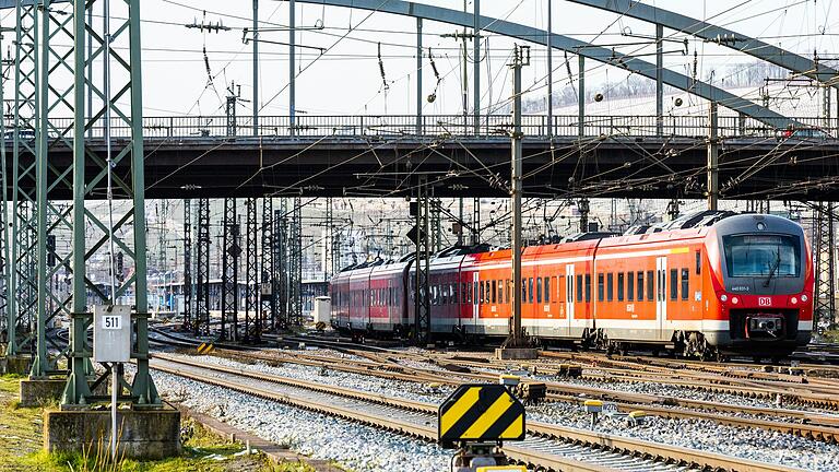 Der Hauptbahnhof in Würzburg war am Sonntagabend für alle Züge gesperrt.