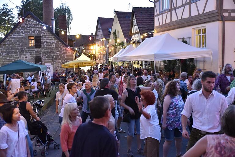 Auch in diesem Jahr findet in Unfinden wieder das Braufest vor dem Brauhaus statt. Auch in diesem Jahr findet in Unfinden wieder das Braufest vor dem Brauhaus statt.