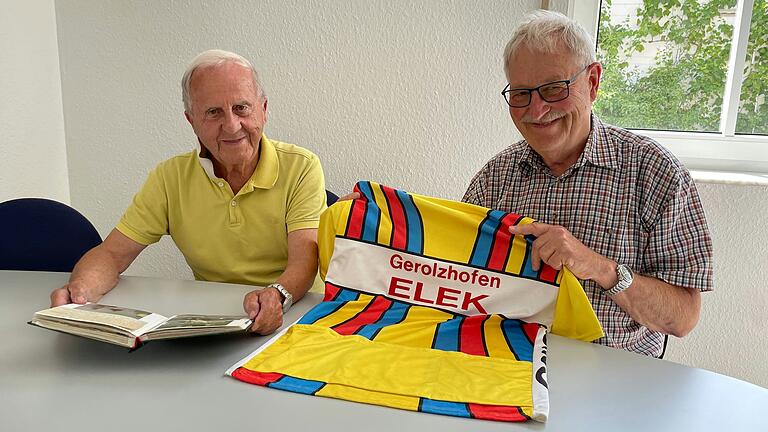 Vorbilder für die jetzige Tour: 1990 ging es schon einmal nach Elek. Das Trikot hat sich Rolf Hantelmann aus Gerolzhofen (rechts) aufgehoben. Mit dabei war auch Karl Hofmann, der von weiteren Mitfahrern damals ein Buch mit allen Erinnerungen und Fotos geschenkt bekam.