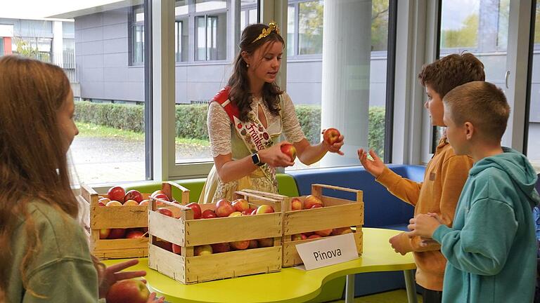 Die Fränkische Apfelkönigin Leonie I. beim Austeilen der Äpfel an die Schüler und Schülerinnen.