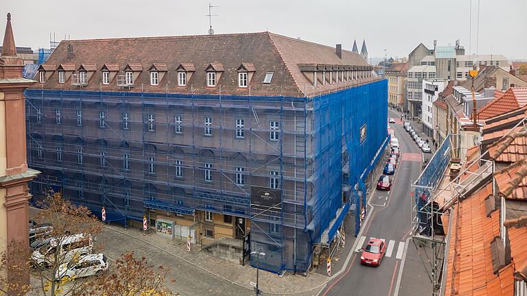 Das ehemalige Gebäude der vhs in der Münzstraße, wo heute Räume des Wirsberg- und Röntgen-Gymnasiums untergebracht sind, ist eingehüllt.&nbsp;