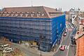 Das ehemalige Gebäude der vhs in der Münzstraße, wo heute Räume des Wirsberg- und Röntgen-Gymnasiums untergebracht sind, ist eingehüllt.&nbsp;