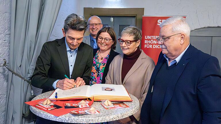 Bei seinem Besuch in Oberschwappach trug sich Rolf Mützenich auch ins goldene Buch der Gemeinde Knetzgau ein. Mit im Bild (von links) Bürgermeister Stefan Paulus, SPD-Unterbezirksvorsitzende Johanna Bamberg-Reinwand, Staatssekretärin Sabine Dittmar und der Vorsitzende der SPD Knetzgau Karl Weißenberger. Bei seinem Besuch in Oberschwappach trug sich Rolf Mützenich auch ins goldene Buch der Gemeinde Knetzgau ein. Mit im Bild (von links) Bürgermeister Stefan Paulus, SPD-Unterbezirksvorsitzende Johanna Bamberg-Reinwand, Staatssekretärin Sabine Dittmar und der Vorsitzende der SPD Knetzgau Karl Weißenberger.