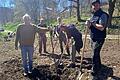 Mitglieder des Permakultur-Vereins setzen einen neuen Baum: (von links) Werner Rasche, Matthias Lother, Robert Hildmann, Christoph Hack und Florian Probeck.       -  Mitglieder des Permakultur-Vereins setzen einen neuen Baum: (von links) Werner Rasche, Matthias Lother, Robert Hildmann, Christoph Hack und Florian Probeck.