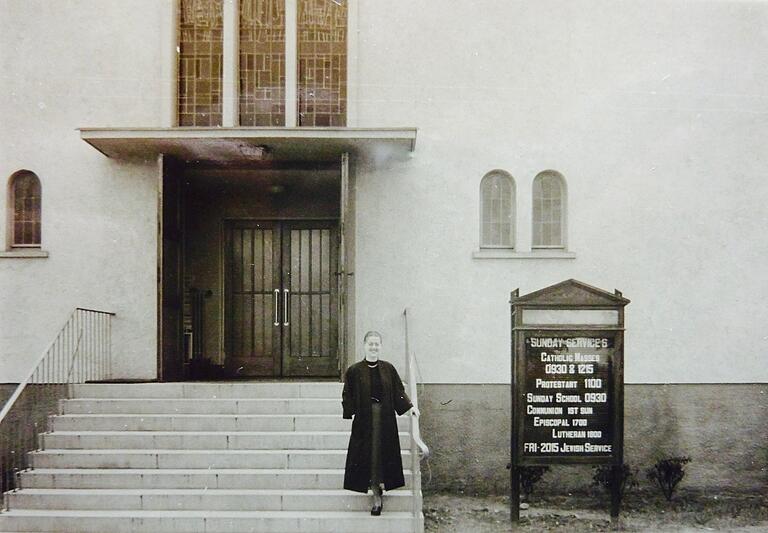 In der Leighton Chapel fanden Gottesdienste verschiedenster Religionsgemeinschaften statt. Auf dem Foto steigt Erika Heim die Treppen der amerikanischen Kirche herab, nachdem sie eine Messe an der großen elektronischen Hammond-Orgel begleitet hat.

Foto: Sammlung Erika Heim