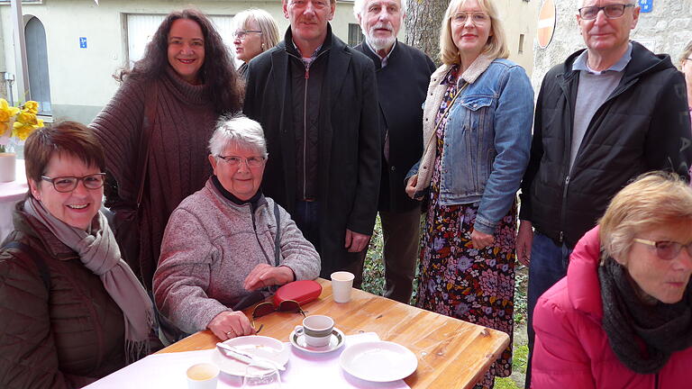 Frauenfrühstück mit Zeitzeugin Christine Reinhard (Mitte sitzend). Der Stadtmarketingverein hatte eingeladen, mit (von links) MdB Simone Barrientois, Bürgermeister Peter Juks, Stadtarchivar Peter Wesselowsky, Geschäftsführerin Julia Moutschka und Vorsitzender Joachim Beck.