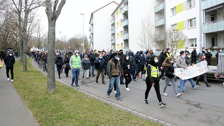 Rund 1300 Menschen folgten am Samstagnachmittag dem Aufruf des Bündnisses 'Schweinfurt auf die Straßen', um gegen die Corona-Maßnahmen zu demonstrieren.