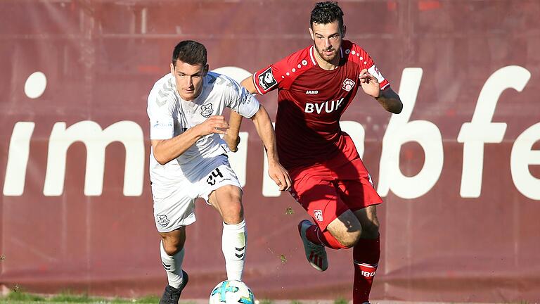 Ben Müller (links, TSV Aubstadt) muss Luca Pfeiffer vom FC Würzburger Kickers ziehen lassen.