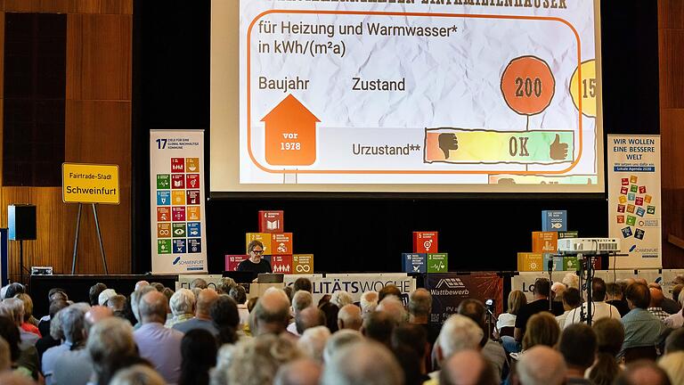Carsten Herbert erklärt den Besucherinnen und Besuchern, wie man selbst den Energiebedarf des Eigenheims ausrechnen kann. Carsten Herbert erklärt den Besucherinnen und Besuchern, wie man selbst den Energiebedarf des Eigenheims ausrechnen kann.