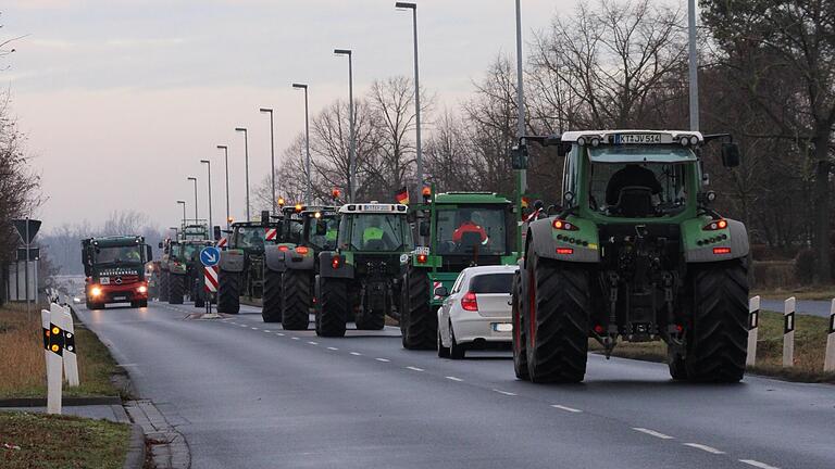 Langsam fuhren Landwirte aus dem südlichen Landkreis mit ihren Traktoren von Kitzingen Richtung Autobahn. Langsam fuhren Landwirte aus dem südlichen Landkreis mit ihren Traktoren von Kitzingen Richtung Autobahn.