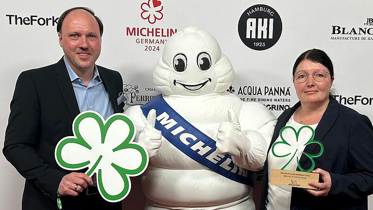Eigentlich kein Stern, sondern ein Blatt: Bernd und Manuela Andres mit Michelin-Männchen und dem 'Grünen Stern' bei der Gala in Hamburg: Die Restaurantbetreiber aus Pettstadt wurden vom Guide Michelin ausgezeichnet. Eigentlich kein Stern, sondern ein Blatt: Bernd und Manuela Andres mit Michelin-Männchen und dem 'Grünen Stern' bei der Gala in Hamburg: Die Restaurantbetreiber aus Pettstadt wurden vom Guide Michelin ausgezeichnet. 