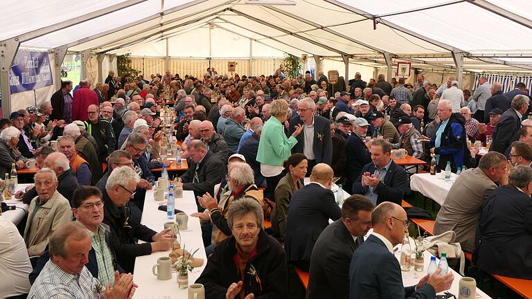 Über 700 Feldgeschworene kamen beim Kreissiebenertag in Geusfeld zusammen.
