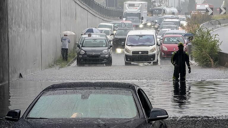 Unwetter in Mailand       -  Land unter in der Lombardei nach heftigen Unwettern