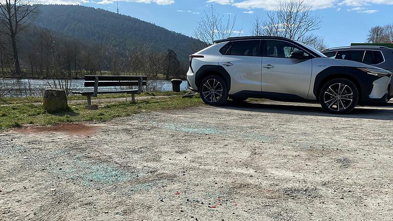 Ein Tag vor Ablauf der Frist des Ordnungsamtes zeugen nur noch Scherben von dem Audi-Wrack, das sechs Wochen auf der Gemündener Mainlände gestanden hat. Ein Tag vor Ablauf der Frist des Ordnungsamtes zeugen nur noch Scherben von dem Audi-Wrack, das sechs Wochen auf der Gemündener Mainlände gestanden hat.