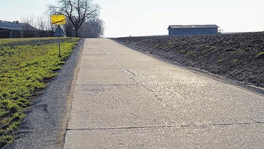 Tempo 60 auf der Betonpiste von Urspringen nach Karbach       -  (sec)Bereits in der vergangenen Sitzung des Gemeinderats wurde über eine Geschwindigkeitsbegrenzung auf 60 Stundenkilometer auf der Ortsverbindungsstraße von Urspringen nach Karbach angedacht. Da diese  in einem sehr schlechten Zustand ist und nur eine schmale Fahrbahnbreite vorhanden ist, erachten es das Landratsamt und die Polizei ebenfalls als sinnvoll. Allerdings liege das Einführen einer Geschwindigkeitsbegrenzung im Ermessen der Gemeinde. Da die Nachbargemeinde Karbach schon länger eine solche Geschwindigkeitsbeschränkung auf Tempo 60 eingeführt hat, will die Gemeinde Urspringen ebenfalls die Beschränkung bis zur Gemarkungsgrenze einführen. Der Beschluss wurde einstimmig gefasst.