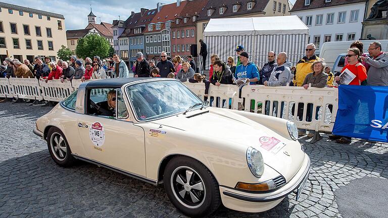 Mit Chrom, Charme und Zylinder: Die Oldtimer-Parade der Sachs Franken Classic rollte durch Schweinfurt. Dort traten die Oldies zum Marktplatzsprint an.