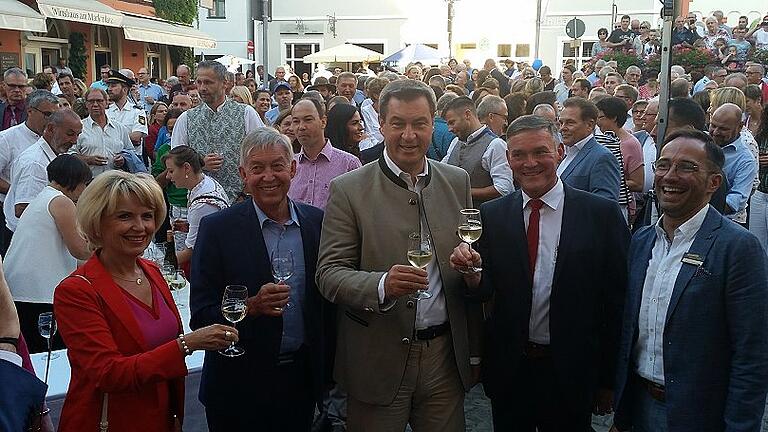 Ministerpräsident Markus Söder stößt auf das 70. Weinfest an       -  Auf unserem Bild stoßen (von links) Landrätin Tamara Bischof, MdL Otto Hünnerkopf, Ministerpräsident Markus Söder, Bürgermeister Peter Kornell und Tourismuschef Marco Maiberger an.