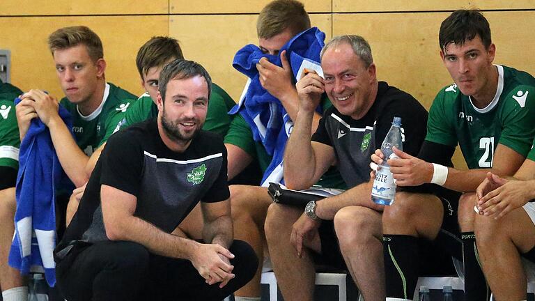 Für Coach Ceven Klatt (vorne links), Co-Trainer Josef Schömig (Zweiter von rechts) und die Zweitliga-Handballer der DJK Rimpar Wölfe gibt es bis Saisonbeginn noch einiges zu tun. Das Bild stammt aus der Vorbereitung für die Spielzeit 2019/20. Für Coach Ceven Klatt (vorne links), Co-Trainer Josef Schömig (Zweiter von rechts) und die Zweitliga-Handballer der DJK Rimpar Wölfe gibt es bis Saisonbeginn noch einiges zu tun. Das Bild stammt aus der Vorbereitung für die Spielzeit 2019/20.