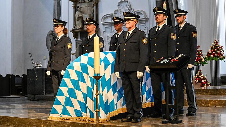 Trauergottesdienst für Barbara Stamm im Würzburger Dom: Am Freitag konnten die Bürger am aufgebarten Sarg im Dom von der CSU-Politikerin Abschied nehmen.