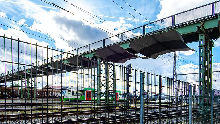 Seit Oktober 2021 ist der Fußgängersteg zwischen Hauptbahnhof und Ernst-Sachs-Straße gesperrt – und damit eine Querverbindung, die hunderte von Menschen am Tag genutzt haben.