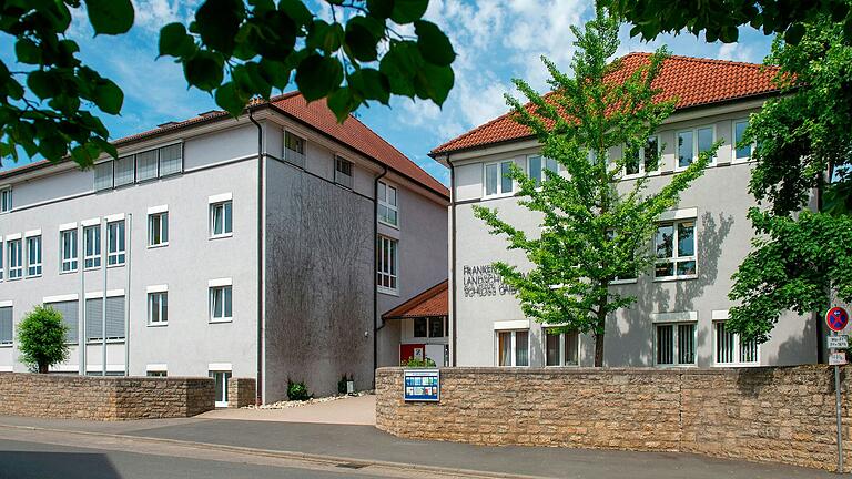 Das Franken-Landschulheim (FLSH) Schloss Gaibach. Dort sind Gymnasium, Realschule, Tagesheim und Internat untergebracht. Das Franken-Landschulheim (FLSH) Schloss Gaibach. Dort sind Gymnasium, Realschule, Tagesheim und Internat untergebracht.