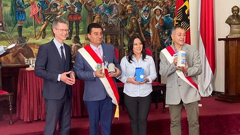 Im Bild von links: Oberbürgermeister Sebastian Remelé, Bürgermeister Johnny Torres Terzo, Frau des Bürgermeisters Gabriela Lema und Cesar Mentasti Padilla (Gemeinde- und Stadtrat).