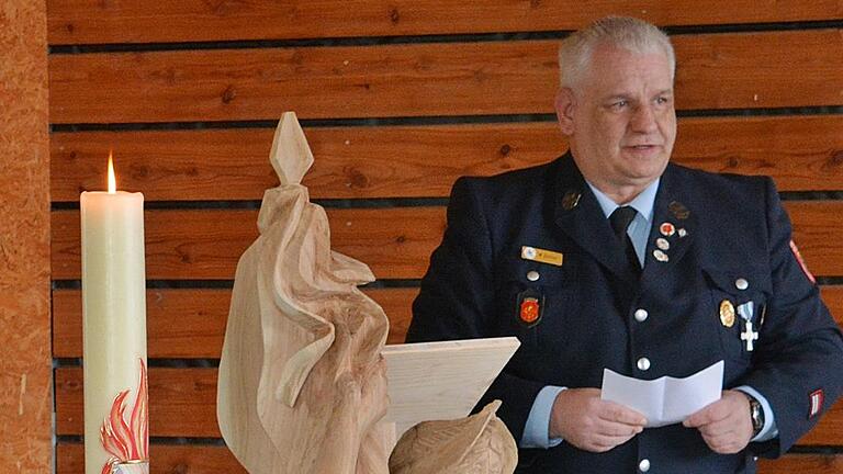 Eine besondere Überraschung hatte Werner Denner für seine Kameraden der Großwenkheimer Feuerwehr zur Jahresversammlung mitgebracht. Er überreichte ein geschnitztes Rednerpult, das den Schutzheiligen der Feuerwehr, den Heiligen Florian, zeigt. Gesc...       -  Eine besondere Überraschung hatte Werner Denner für seine Kameraden der Großwenkheimer Feuerwehr zur Jahresversammlung mitgebracht. Er überreichte ein geschnitztes Rednerpult, das den Schutzheiligen der Feuerwehr, den Heiligen Florian, zeigt. Geschaffen wurde es vom Motorsägekünstler Robert Reuscher.