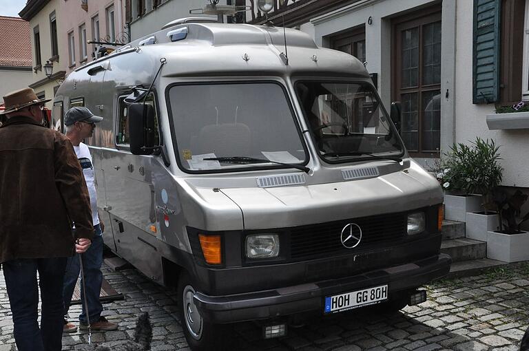 Das Wohnmobil 'Orion 600 L', Baujahr 1980, verfügt über eine Solaranlage und TV-Antenne.