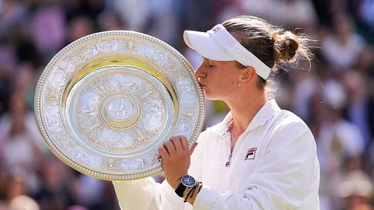 Wimbledon 2024       -  Barbora Krejcikova will ihre Wimbledon-Trophäe gar nicht mehr loslassen.