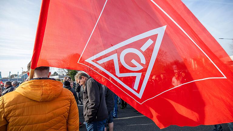 Die Gewerkschaft IG Metall und der Betriebsrat kritisieren die Pläne von Siemens. Die Aufnahme entstand bei einem Warnstreik von mehreren Unternehmen rund um Tarifverhandlungen der IG Metall im November 2024 in Bad Neustadt. Die Gewerkschaft IG Metall und der Betriebsrat kritisieren die Pläne von Siemens. Die Aufnahme entstand bei einem Warnstreik von mehreren Unternehmen rund um Tarifverhandlungen der IG Metall im November 2024 in Bad Neustadt.