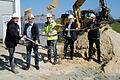 Spatenstich Regenrückhaltung Dittlofsroda       -  Spatenstich für das neue Hochwasser-Schutzprojekt in Dittlofsroda mit Bürgermeister Florian Atzmüller und Landrat Thomas Bold (Dritter und Vierter von links).