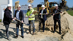 Spatenstich Regenrückhaltung Dittlofsroda       -  Spatenstich für das neue Hochwasser-Schutzprojekt in Dittlofsroda mit Bürgermeister Florian Atzmüller und Landrat Thomas Bold (Dritter und Vierter von links).