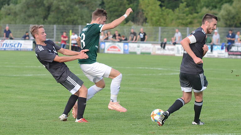 Fußball-Totopokal, TSV Lohr - 1. FC Schweinfurt am Mittwoch, 7. August 2019: von links Dominik Bathon (Lohr), Lukas Ramser (Schweinfurt), Julian Genheimer (Lohr)