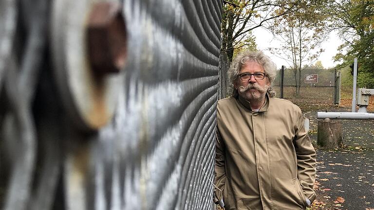 Georg Stock, ehemaliger Redakteur der Main-Post in Mellrichstadt, am Denkmal zur deutschen Geschichte an der Schanz bei Eußenhausen. Der 70-Jährige war damals der Erste am offenen Grenzübergang und wird in einem Blog über seine Erinnerungen berichten.