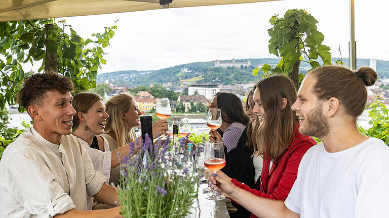 Wein am Stein 2021 Opening: Am Donnerstag, 08. Juli eröffnete das WEIN AM STEIN-Team zusammen mit Oberbürgermeister Christian Schuchardt, den Partnern aus der Gastronomie und dem ersten Live-Act die Tore für das Herzensprojekt der WEIN AM STEIN Lounge.