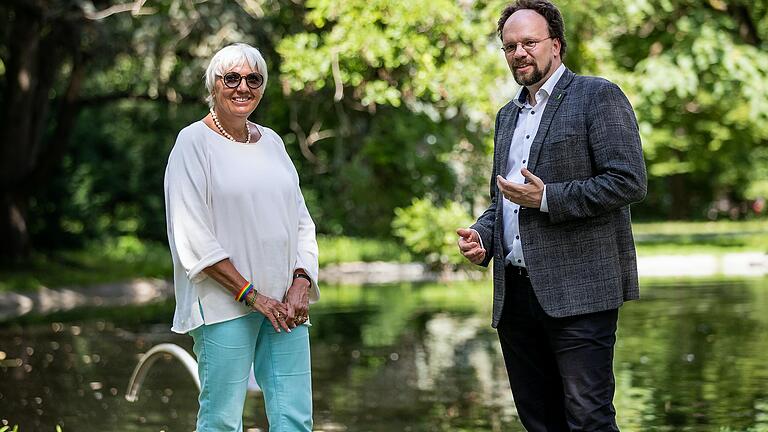 Was tun gegen Grundwassermangel auf der einen und Starkregen, Hochwasser und Sturzfluten auf der anderen Seite?&nbsp; Claudia Roth und Patrick Friedl im Gespräch im Würzburger Ringpark.