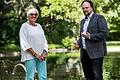 Was tun gegen Grundwassermangel auf der einen und Starkregen, Hochwasser und Sturzfluten auf der anderen Seite?&nbsp; Claudia Roth und Patrick Friedl im Gespräch im Würzburger Ringpark.