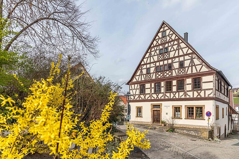 Die Tour  führt an historischen Gebäuden vorbei, hier in Obernbreit.