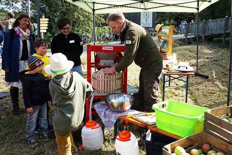 Für Familien mit Kindern war bei dem Jubiläumsfest ebenfalls viel geboten. So bekamen diese beispielsweise erklärt, wie man Apfelsaft selbst pressen kann. Für Familien mit Kindern war bei dem Jubiläumsfest ebenfalls viel geboten. So bekamen diese beispielsweise erklärt, wie man Apfelsaft selbst pressen kann.