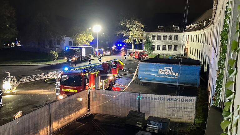 Ein Großaufgebot  von THW und Feuerwehr richtete sich im Kitzinger Innopark vor dem angenommenen Brandobjekt zu einer mehrstündigen Übung ein.