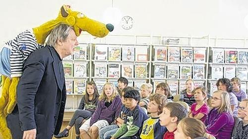 Hein Blöd und Bernhard Lassahn: Begeistert waren die Kinder von der Autorenbegegnung in der Stadtbücherei.