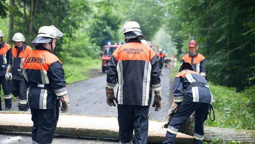 Unwetter in Unterfranken       -  Aufräumarbeiten am Sonntagmorgen nach dem Gewittersturm im Landkreis Main-Spessart.