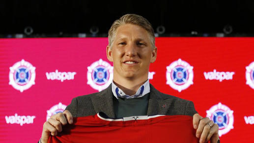 Neues Trikot       -  In Chicago zeigt Bastian Schweinsteiger sein neues Trikot mit der Nummer 31. Foto: Nam Y. Huh