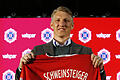 Neues Trikot       -  In Chicago zeigt Bastian Schweinsteiger sein neues Trikot mit der Nummer 31. Foto: Nam Y. Huh