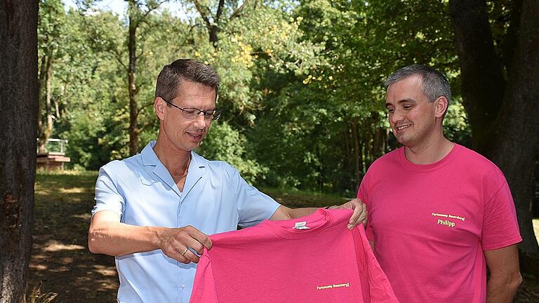 Auch für den Oberbürgermeister fand sich ein Bauersberg-T-Shirt. Das bekam er von Philipp Hoffelner vom Stadtjugendring überreicht.